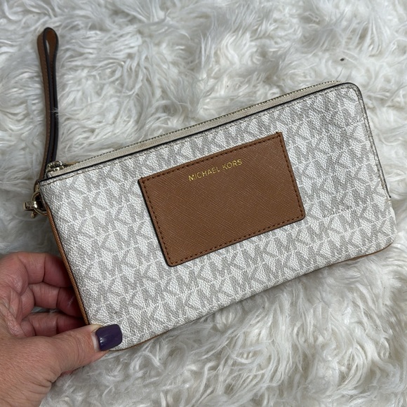 MICHAEL KORS BEDFORD DOUBLE ZIP POCKET MEDIUM WRISTLET - Picture 5 of 10